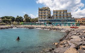 Hotel Bellevue Et Mediterranée